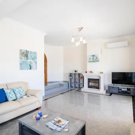 Casa Castelo - Refugio Com Piscina Aquecivel E Bbq Na Gale, Vila